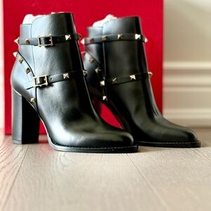 VALENTINO GARAVANI - BRAND NEW, never worn!
Rockstud leather ankle boots